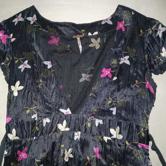 VINTAGE Free People Black Crinkled Silk Kimono Floral Dress Size 2 - Picture 2 of 10